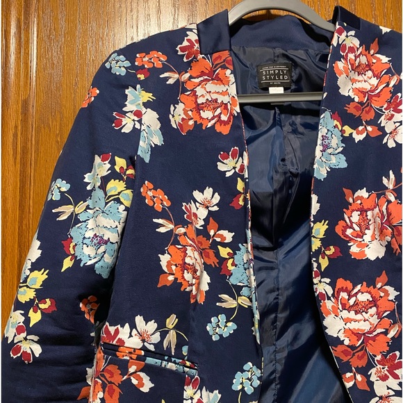 •SIMPLY STYLED• Large • Navy Floral Blazer - Picture 3 of 9